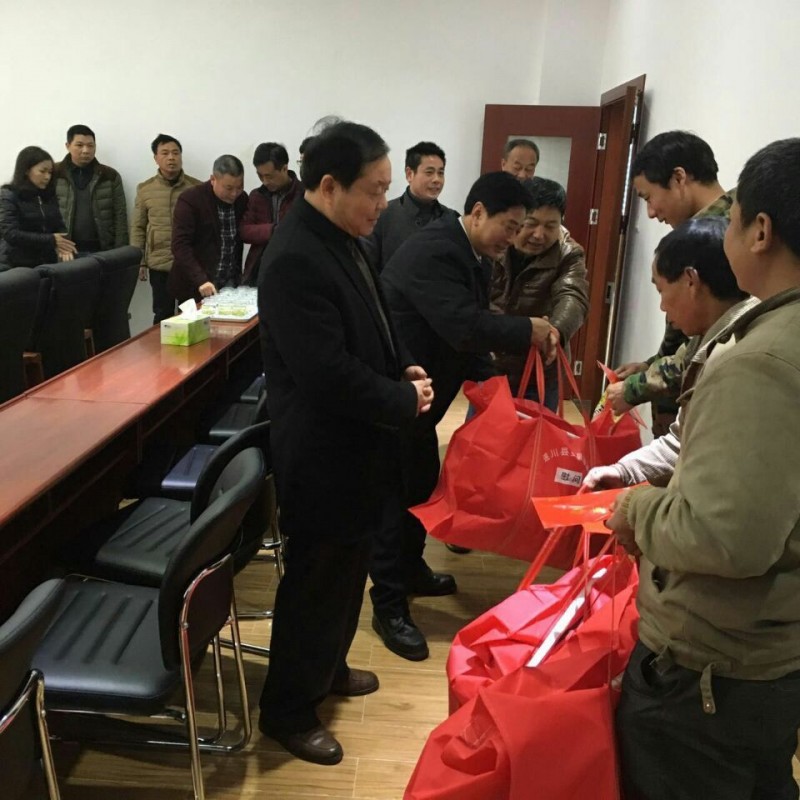 县委张平亮书记到我公司视察指导工作并看望慰问家庭困难职工